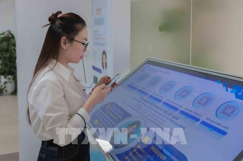 Chị Nông Thị Yến– Xã Phù Đổng, thành phố Hà Nội chia sẻ, trước đây việc nộp hồ sơ phụ thuộc địa giới khiến chị phải nghỉ việc, đi lại nhiều lần để bổ sung giấy tờ tại nơi cư trú. Quy trình tầng nấc này gây áp lực và ảnh hưởng lớn đến thời gian, công việc của người dân. Ảnh: Phan Phương – TTXVN