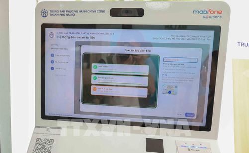 Ki ốt thông minh ứng dụng AI cấp bản sao số điện tử giúp người dân thao tác một lần, dùng trọn đời, hoàn toàn miễn phí. Kết quả tự động tích hợp vào ví giấy tờ iHanoi, không cần làm việc trực tiếp với cán bộ. Ảnh: Phan Phương – TTXVN