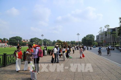Quảng trường Ba Đình là nơi thu hút người dân đến "check-in" mỗi kỳ nghỉ lễ. Ảnh: Tuấn Anh - TTXVN