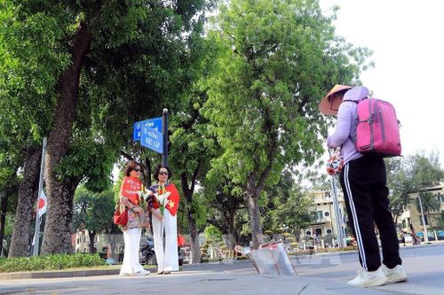 Người dân chụp ảnh lưu giữ những khoảnh khắc đẹp trên đường Độc Lập. Ảnh: Tuấn Anh - TTXVN