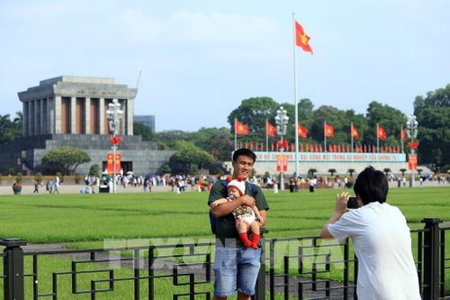 Những em nhỏ được bố mẹ đưa đến "check-in" tại Quảng trường Ba Đình. Ảnh: Tuấn Anh - TTXVN