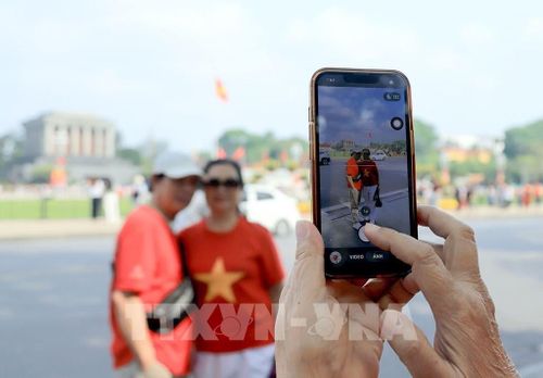 Người dân chụp ảnh lưu giữ những khoảnh khắc đẹp tại Quảng trường Ba Đình. Ảnh: Tuấn Anh - TTXVN