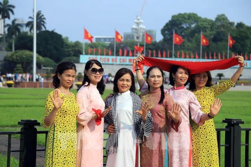 Người dân chụp ảnh lưu giữ những khoảnh khắc đẹp tại Quảng trường Ba Đình. Ảnh: Tuấn Anh - TTXVN
