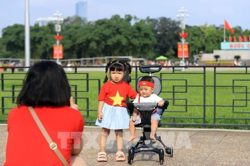 Những em nhỏ được bố mẹ đưa đến "check-in" tại Quảng trường Ba Đình. Ảnh: Tuấn Anh - TTXVN
