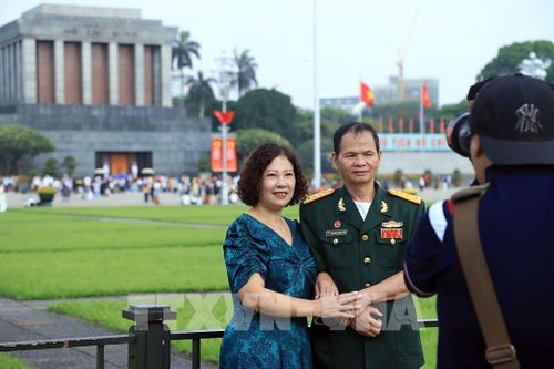 Người dân chụp ảnh lưu giữ những khoảnh khắc đẹp tại Quảng trường Ba Đình. Ảnh: Tuấn Anh - TTXVN