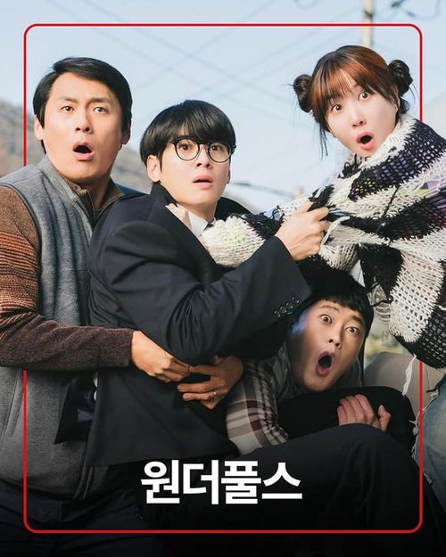 Dự kiến lên sóng 15/05/2026 trên Netflix, bộ phim mang màu sắc siêu anh hùng nhưng theo hướng hài hước, đời thường. Lấy bối cảnh cuối thế kỷ 20, tác phẩm kể về một nhóm người bất ngờ sở hữu năng lực đặc biệt nhưng lại vô cùng vụng về. Thay vì hình tượng anh hùng hoàn hảo, phim lựa chọn cách tiếp cận gần gũi, khai thác sự lúng túng và tính người của các nhân vật.