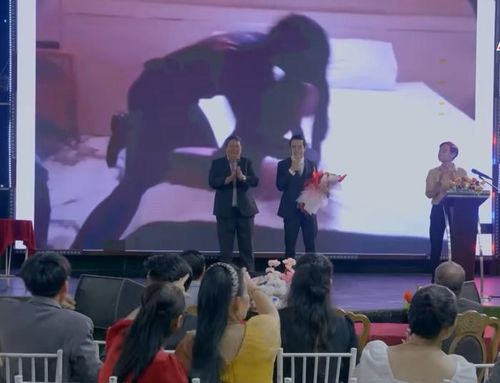 Bằng chứng ngoại tình của Dũng bất ngờ bị công khai trên màn hình LED.