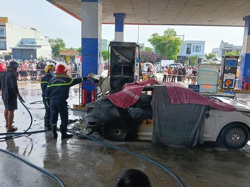 Vụ cháy xe ô tô con khiến 2 người bên trong không qua khỏi.
