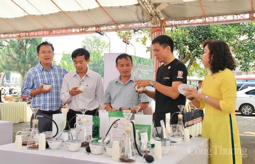 Lãnh đạo Sở Công Thương Gia Lai cùng các đại biểu trải nghiệm cà phê đặc sản trong khuôn khổ chương trình trưng bày cà phê đặc sản, sản phẩm OCOP. Ảnh: Hiền Mai