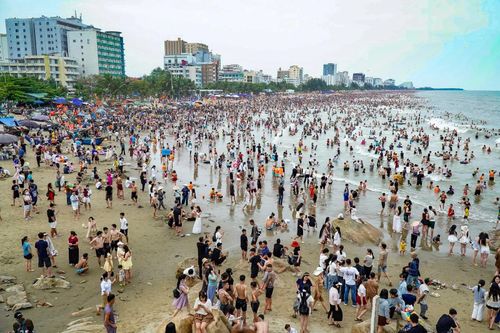 Chuẩn bị cho mùa du lịch hè 2026, chính quyền phường Sầm Sơn và các xã Hoằng Tiến, Hoằng Thanh đã triển khai đồng bộ nhiều giải pháp quản lý: kiểm soát giá dịch vụ, sắp xếp lại không gian kinh doanh, đảm bảo an ninh trật tự, vệ sinh môi trường và an toàn thực phẩm. Hệ thống đường dây nóng được duy trì nhằm tiếp nhận, xử lý kịp thời phản ánh của du khách.
