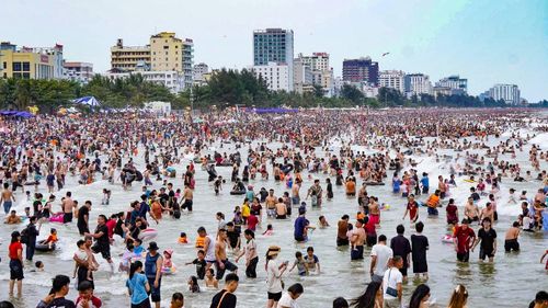 Khi nắng chiều dịu xuống, toàn bộ dải bãi tắm Sầm Sơn gần như “đặc kín” người.