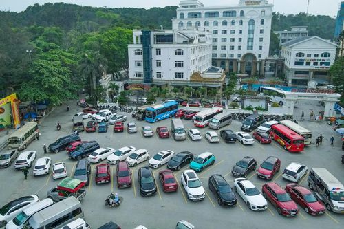 Dòng xe hướng về phố biển trong buổi chiều đầu tiên của kỳ nghỉ (ngày 30/4); các bãi đỗ xe công cộng và khu vực khách sạn nhanh chóng kín chỗ.