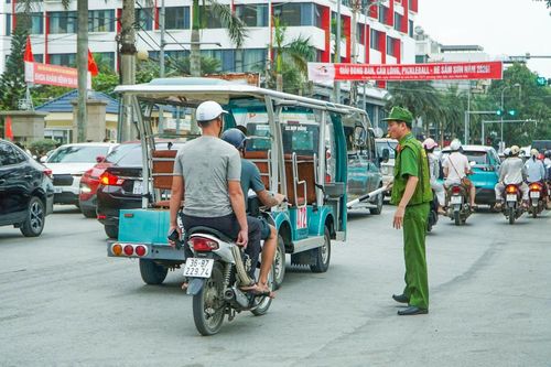Trên các tuyến đường, lực lượng công an tăng cường phân luồng, điều tiết giao thông, kịp thời xử lý các tình huống phát sinh, hạn chế ùn tắc.