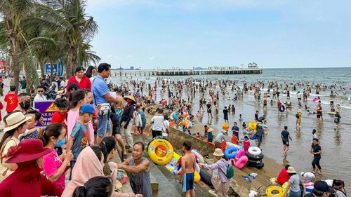 Không kém phần sôi động, biển Hải Tiến cũng đón lượng khách lớn trong dịp nghỉ lễ năm nay.