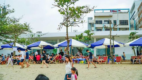 Các loại hình dịch vụ hoạt động hết công suất, từ cho thuê phao bơi, ô dù, ghế nghỉ đến tắm tráng nước ngọt; hệ thống nhà hàng ven biển luôn trong tình trạng đông kín khách, nhiều thời điểm không còn bàn trống.