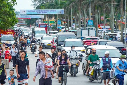 Ngay từ ngày đầu kỳ nghỉ, các trục giao thông cửa ngõ vào Sầm Sơn như Đại lộ Nam sông Mã, Quốc lộ 47 ghi nhận lưu lượng phương tiện tăng đột biến.