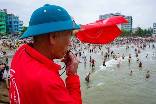 Để đảm bảo an toàn cho du khách, lực lượng cứu hộ được bố trí dọc bãi biển, liên tục phát loa cảnh báo, hướng dẫn người dân không tắm tại các khu vực nguy hiểm.