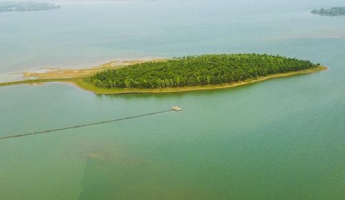 Với lợi thế mặt nước rộng, cảnh quan nguyên sơ cùng vị trí thuận lợi kết nối các tuyến giao thông huyết mạch, hồ Yên Mỹ đang từng bước khẳng định sức hút trên bản đồ du lịch Thanh Hóa.