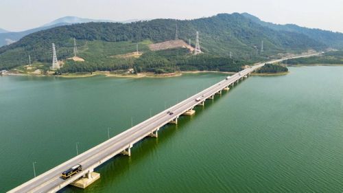 Điểm nhấn nổi bật là cầu Yên Mỹ trên tuyến cao tốc Bắc - Nam phía Đông bắc qua hồ Yên Mỹ, không chỉ đảm nhiệm vai trò hạ tầng giao thông quan trọng mà còn tạo nên dấu ấn cảnh quan đặc sắc, góp phần tôn lên vẻ đẹp hài hòa giữa công trình hiện đại và thiên nhiên sơn thủy.