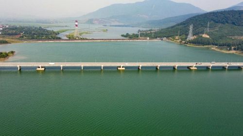 Cách trung tâm Thanh Hóa gần 60 km, với diện tích khoảng 2.800 ha, hồ Yên Mỹ là một trong những hồ nước ngọt lớn của tỉnh. Không chỉ đảm nhiệm vai trò quan trọng trong điều tiết thủy lợi, hồ Yên Mỹ còn sở hữu hệ sinh thái phong phú cùng cảnh quan tự nhiên nguyên sơ, tạo nền tảng thuận lợi cho phát triển du lịch sinh thái.