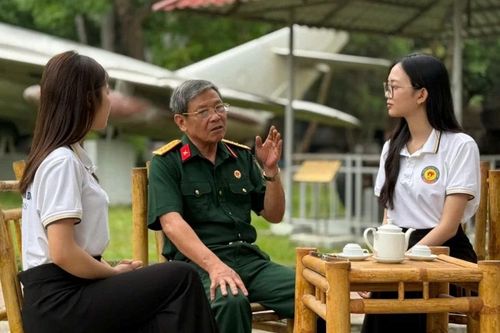 Cựu chiến binh Nguyễn Tiến Quynh trò chuyện với sinh viên Trường Đại học Hồng Đức.