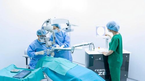 Các bác sĩ tại Bệnh viện Mắt Sài Gòn đang tiến hành phẫu thuật bằng phương pháp Phaco không dao.