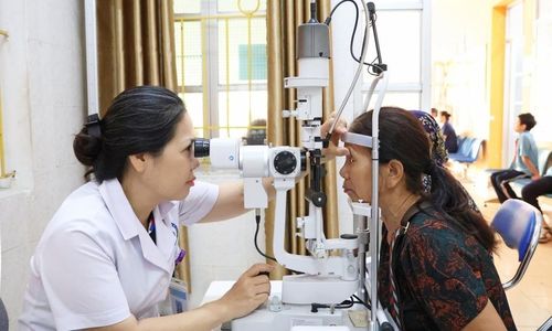 Với người cao tuổi và những bệnh nhân mắc đái tháo đường, tăng huyết áp, việc kiểm tra mắt định kỳ giúp phát hiện bệnh sớm, hạn chế biến chứng nặng.