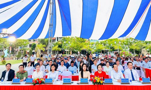 Đại biểu tham gia khai mạc lễ hội. Ảnh: PV