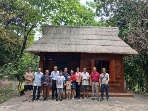 Một đoàn khách gia đình đến tham quan khu di tích. Ảnh: VĨNH LỘC