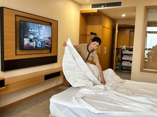 Nhân viên Khách sạn Mường Thanh Luxury Điện Biên chuẩn bị điều kiện đón khách.
