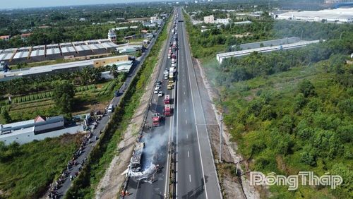 Vụ cháy khiến các phương tiện lưu thông trên tuyến gặp nhiều khó khăn. Ảnh: LONG GIANG