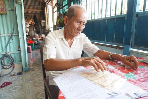 Dù đôi mắt đã mờ theo năm tháng, ông Khanh vẫn bồi hồi khi xem lại những kỷ vật nhắc nhớ về quãng thời gian 8 năm kiên trung nơi “địa ngục trần gian” Côn Đảo.