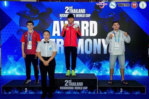 Võ sĩ Trần Minh Hậu tự tin trên bục vinh quang cao nhất tại Kickboxing World Cup Thai Lan 2026. Ảnh: NVCC