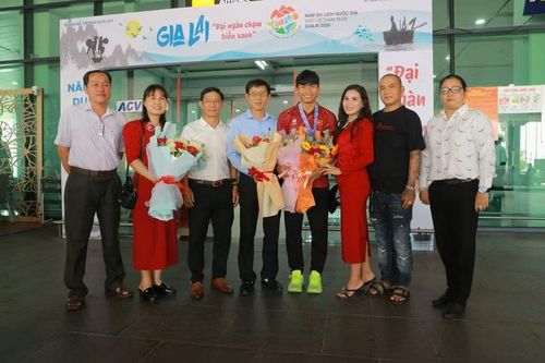 Minh Hậu được gia đình, thầy cô và đại diện địa phương chào đón nồng nhiệt khi trở về từ Kickboxing World Cup Thai Lan 2026. Ảnh: Huỳnh Vỹ