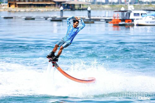 Trải nghiệm Flyboard trên vịnh Nha Trang. Ảnh: BÁ DUY