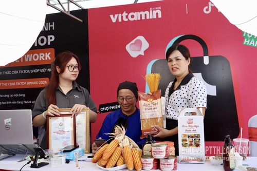 Đại diện cơ sở sản xuất bún ngô Thuận Anh giới thiệu sản phẩm trong phiên livestream trên nền tảng TikTok Shop
