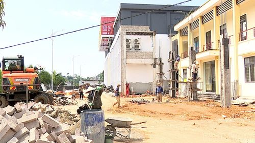 Dù thời tiết oi nóng, công nhân vẫn hăng say lao động, nỗ lực bảo đảm tiến độ công trình.