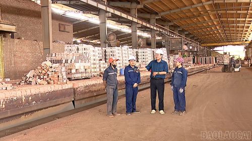 Lãnh đạo Nhà máy gạch Yên Bình động viên công nhân làm việc.