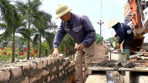 Ông Khuất Thế Lực - công nhân Công ty Cổ phần Xây dựng Hoàng Trung, có mặt từ sớm tại công trường để thi công hạng mục hàng rào.