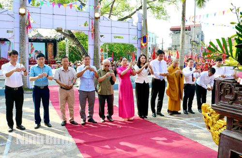 Lãnh đạo xã Xuân Hưng và các đại biểu thực hiện nghi lễ dâng hương tại Đình làng Xuân Bắc.