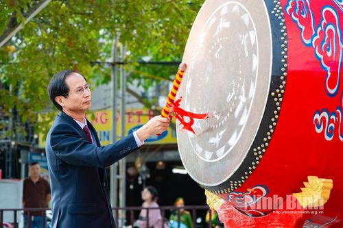 Lãnh đạo phường Nam Hoa Lư gióng trống khai hội.
