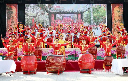 Tiết mục biểu diễn trống hội tại chương trình.