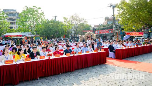 Các đại biểu dự khai mạc Lễ hội truyền thống Đền Thái Vi.