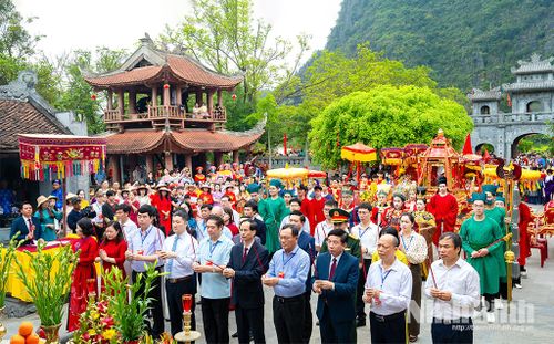 Các đại biểu dâng hương tại Đền Thái Vi.