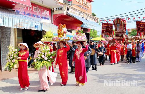 Nghi thức rước kiệu tại Lễ hội truyền thống làng Xuân Bắc.