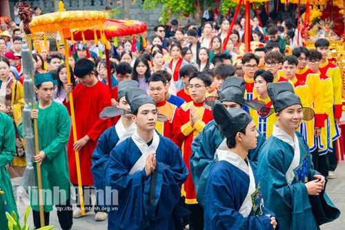 Sự kết hợp hài hòa giữa trang phục truyền thống và nét đẹp trẻ trung của những người tham gia trình diễn.