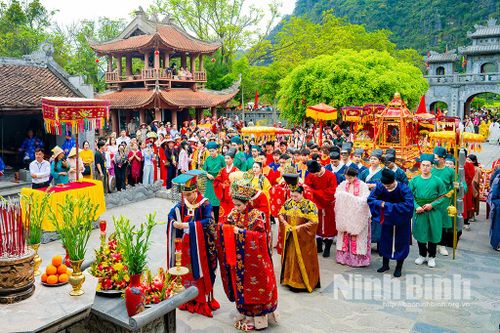 Đoàn trình diễn cổ phục dâng hương tại Đền Thái Vi.