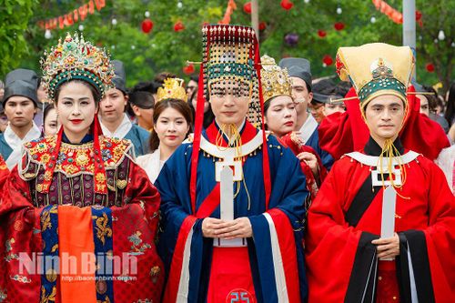 Cận cảnh bộ lễ phục cầu kỳ của các nhân vật tái hiện tầng lớp quý tộc thời Trần trong chương trình Đông A Khải Hoàn 2026.