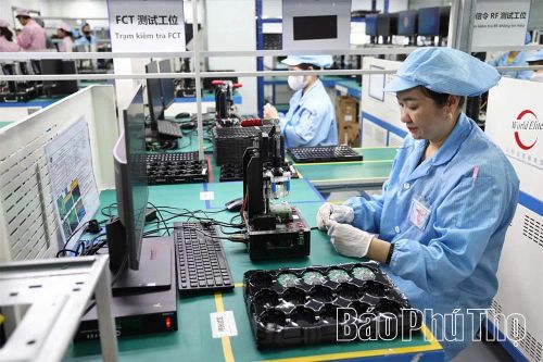 Môi trường đầu tư minh bạch và hạ tầng đồng bộ giúp các doanh nghiệp hoạt động ổn định, hiệu quả. Ảnh: Công nhân Công ty TNHH World Elite Electronics Việt Nam, Khu công nghiệp Bình Xuyên trong công đoạn sản xuất mạch điện tử cho tai nghe và micro.