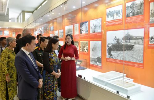 Đông đảo người xem xúc động khi nghe thuyết minh về những kỷ vật của nữ liệt sĩ Nguyễn Thị Triển tại triển lãm “Đất nước trọn niềm vui” - Ảnh: BTHCM